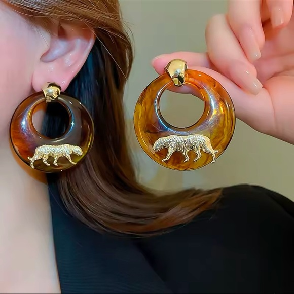 Anthropologie Gold Panthere Resin Brown Elegant Earrings - Picture 11 of 15
